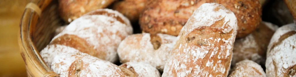 Ausschnitt von Brötchen in einem Korb