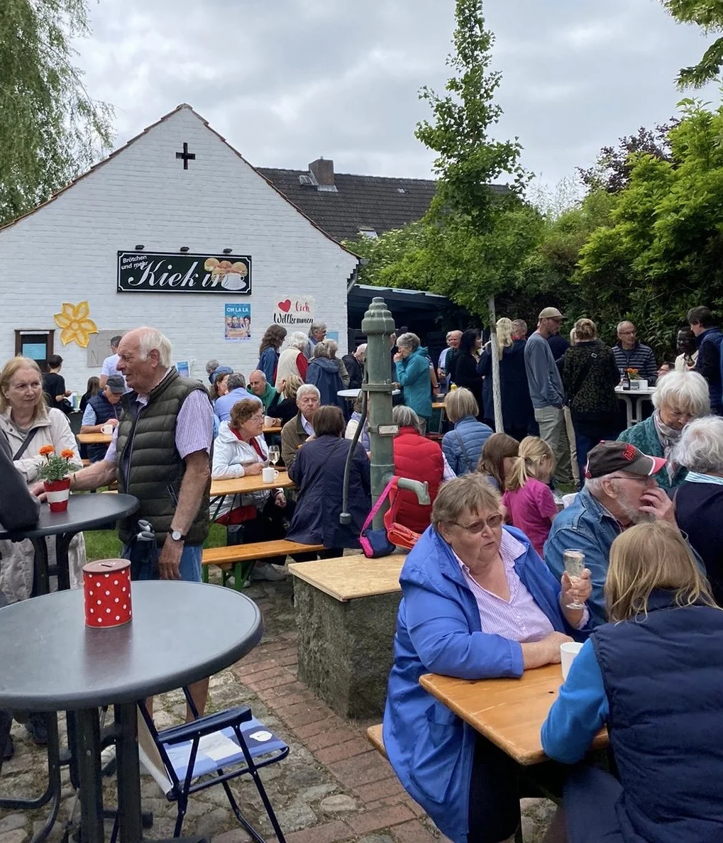 Fest auf dem Padasjoki-Platz mit Menschen, die an Biertischen sitzen und an Stehtischen stehen