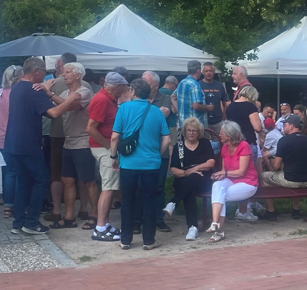 Fröhliche Menschen dich gedrängt beim Fest.
